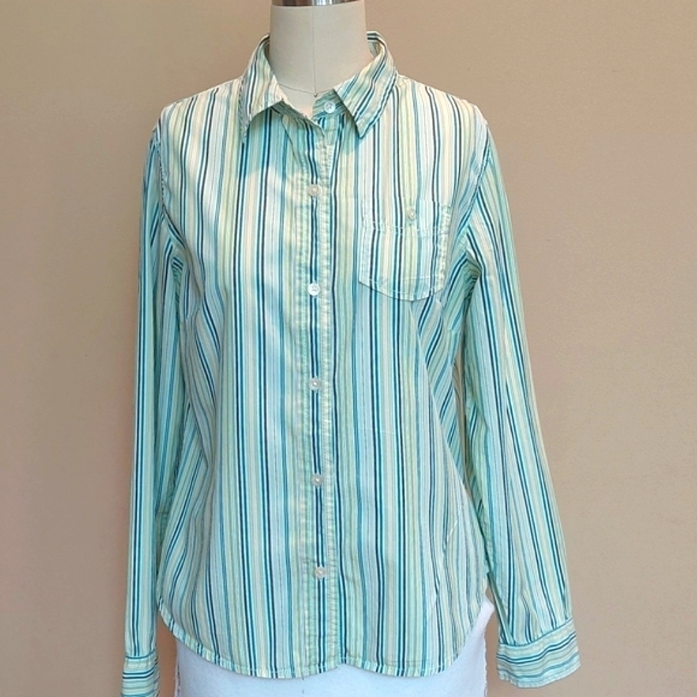 𝅺gap striped button down shirt